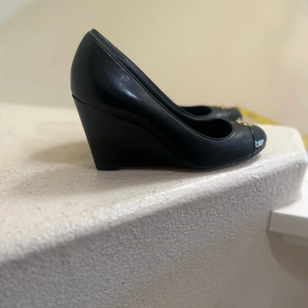 Tory Burch Size 7.5  Leather Black Close Toe Wedge Shoes‎ Sandals Formal Office
